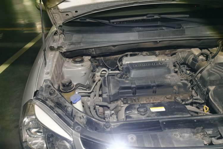 Used Hyundai Tucson 2013 2.0L Automatic Two-Wheel Drive Comfort Version Engine Bay Right