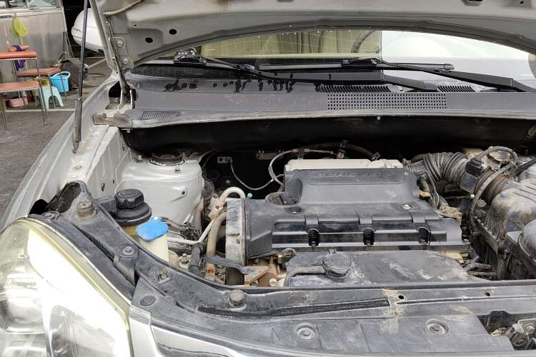 Used Hyundai Tucson 2013 2.0L Automatic Two-Wheel Drive Comfort Version Engine Bay Right