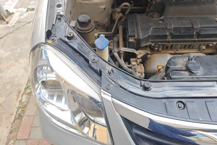 Used Hyundai Tucson 2013 2.0L Manual Two-Wheel Drive Fashion Edition Engine Bay Right