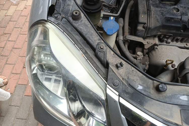 Used Hyundai Tucson 2013 2.0L Manual 4x4 Luxury Version Engine Bay Right