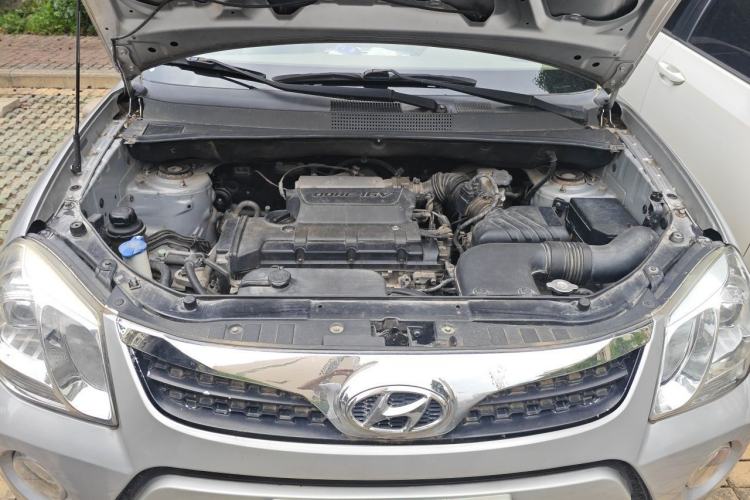 Used Hyundai Tucson 2013 2.0L Manual Two-Wheel Drive Fashion Edition Engine Bay