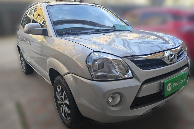 Used Hyundai Tucson 2013 2.0L Manual Two-Wheel Drive Fashion Edition Front Right 45 Deg