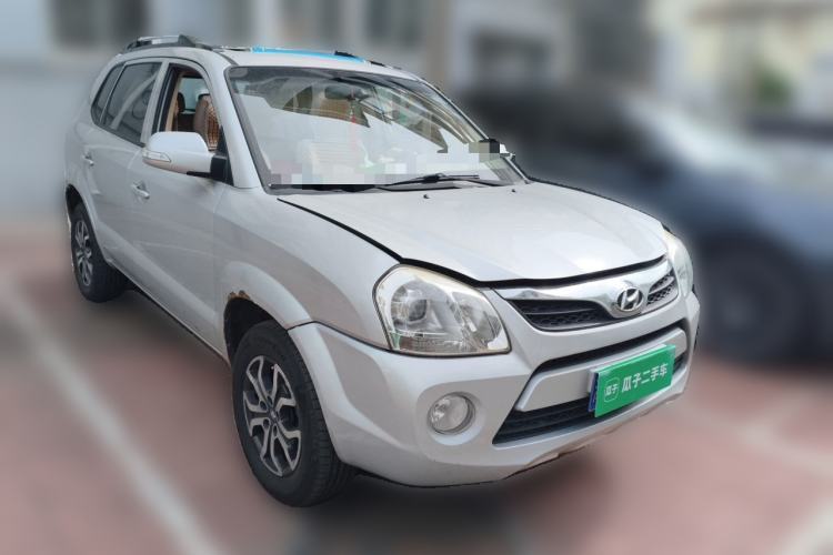 Used Hyundai Tucson 2013 2.0L Automatic Two-Wheel Drive Comfort Version Front Right 45 Deg