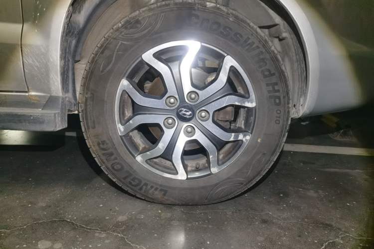 Used Hyundai Tucson 2013 2.0L Automatic Two-Wheel Drive Comfort Version Right Front Wheel Hub