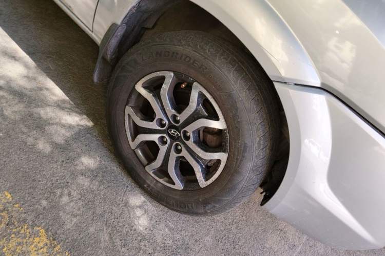 Used Hyundai Tucson 2013 2.0L Automatic Two-Wheel Drive Comfort Version Right Front Wheel Hub