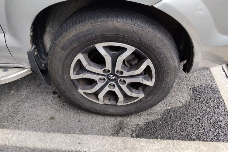 Used Hyundai Tucson 2013 2.0L Automatic Two-Wheel Drive Comfort Version Right Front Wheel Hub