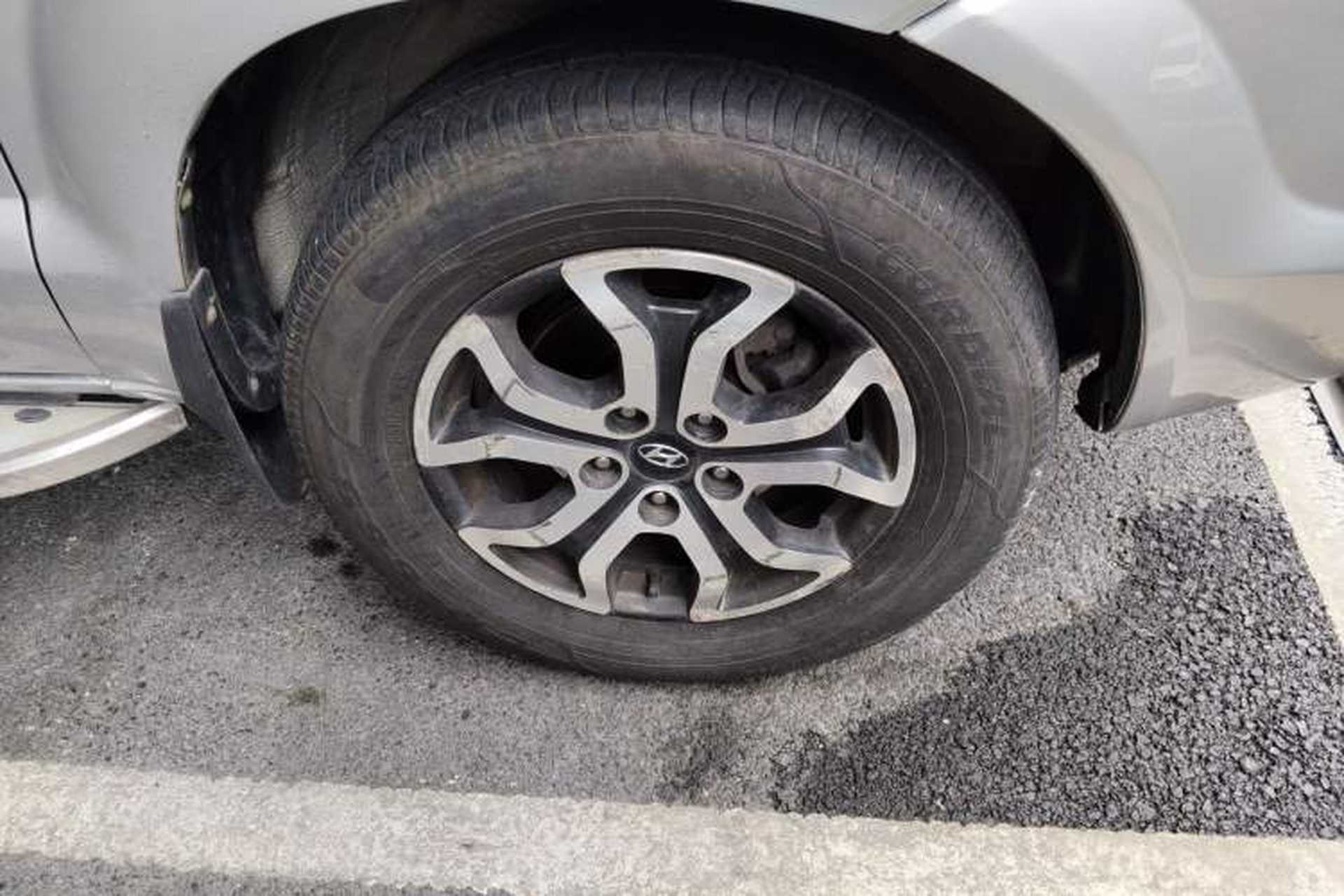 Used Hyundai Tucson 2013 2.0L Automatic Two-Wheel Drive Comfort Version Right Front Wheel Hub