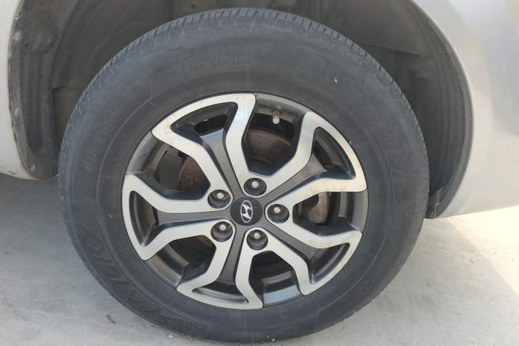 Used Hyundai Tucson 2013 2.0L Automatic Two-Wheel Drive Comfort Version Right Front Wheel Hub