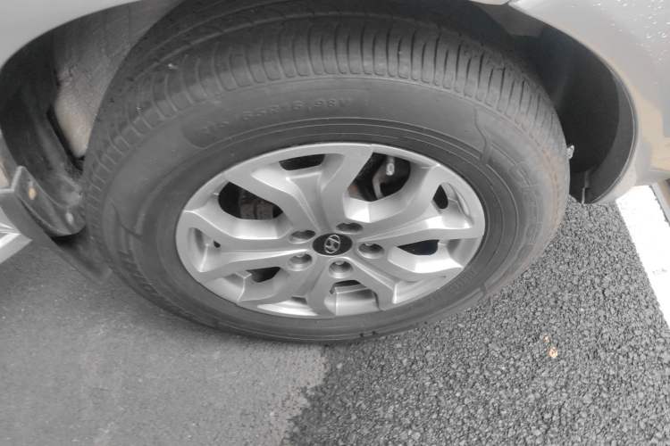 Used Hyundai Tucson 2013 2.0L Automatic Two-Wheel Drive Comfort Version Right Front Wheel Hub