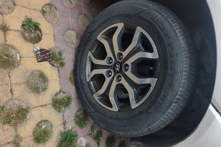 Used Hyundai Tucson 2013 2.0L Automatic Two-Wheel Drive Comfort Version Right Front Wheel Hub