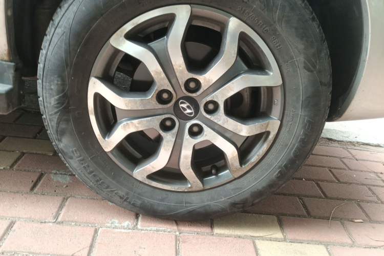 Used Hyundai Tucson 2013 2.0L Manual 4x4 Luxury Version Right Front Wheel Hub