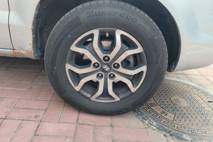 Used Hyundai Tucson 2013 2.0L Automatic Two-Wheel Drive Comfort Version Right Front Wheel Hub