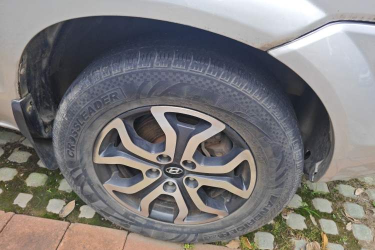 Used Hyundai Tucson 2013 2.0L Manual Two-Wheel Drive Fashion Edition Right Front Wheel Hub