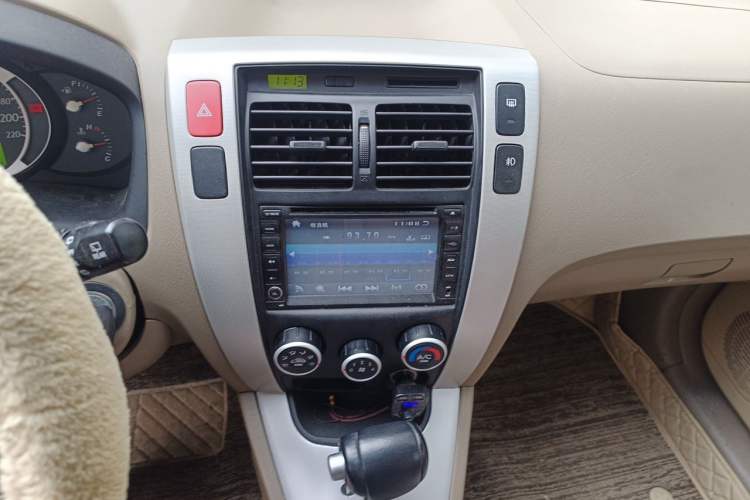 Used Hyundai Tucson 2013 2.0L Automatic Two-Wheel Drive Comfort Version Audio And AC Panel