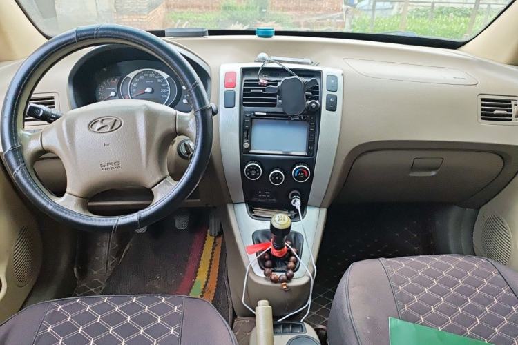 Used Hyundai Tucson 2013 2.0L Manual Two-Wheel Drive Fashion Edition Center Console