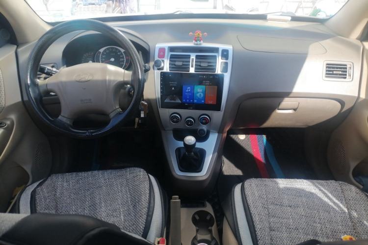 Used Hyundai Tucson 2013 2.0L Manual Two-Wheel Drive Fashion Edition Center Console