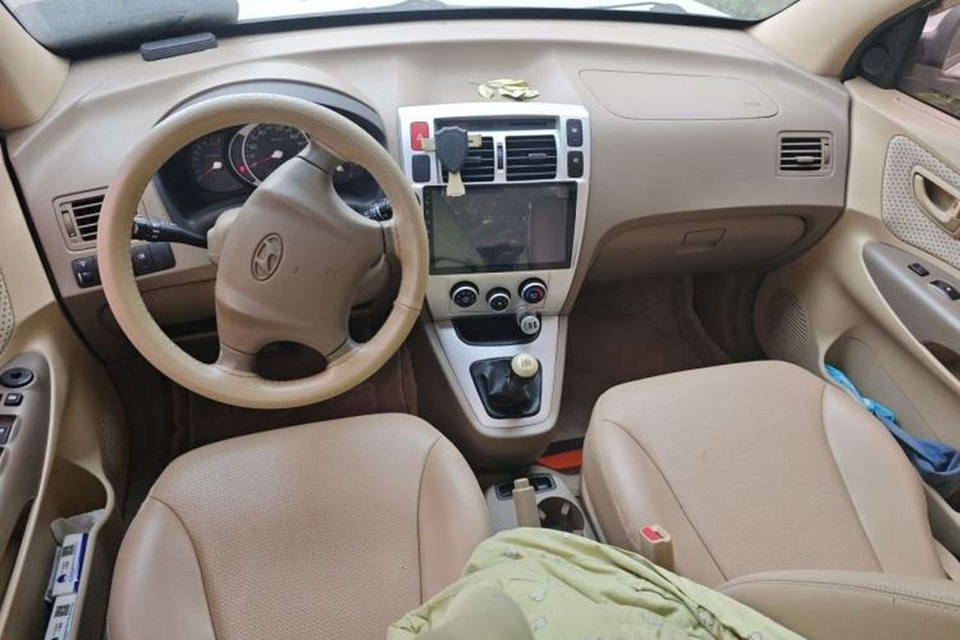 Used Hyundai Tucson 2013 2.0L Manual Two-Wheel Drive Fashion Edition Center Console