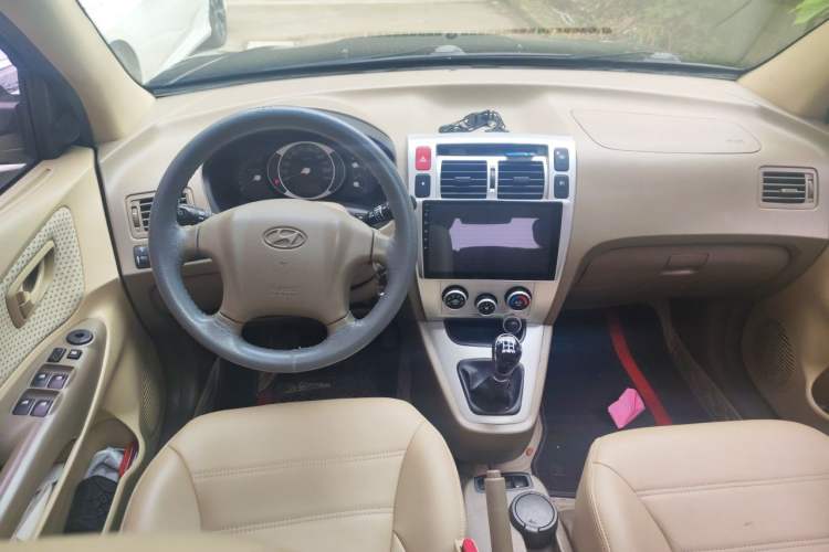 Used Hyundai Tucson 2013 2.0L Manual Two-Wheel Drive Fashion Edition Center Console