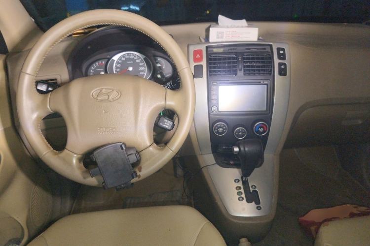 Used Hyundai Tucson 2013 2.0L Automatic Two-Wheel Drive Comfort Version Center Console