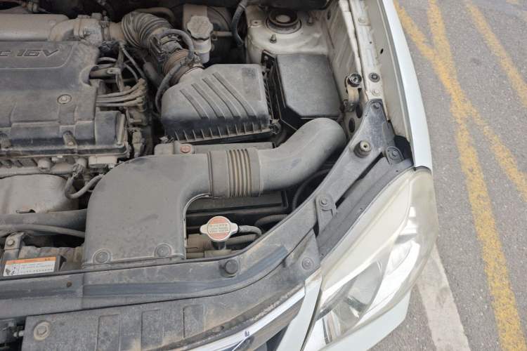 Used Hyundai Tucson 2013 2.0L Manual Two-Wheel Drive Fashion Edition Engine Bay Left