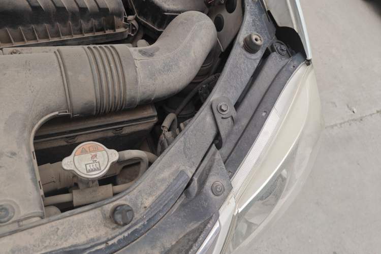 Used Hyundai Tucson 2013 2.0L Manual Two-Wheel Drive Fashion Edition Engine Bay Left