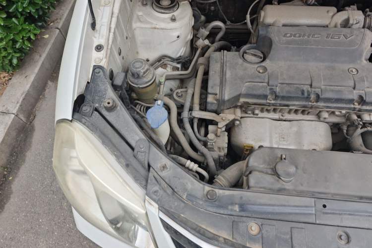 Used Hyundai Tucson 2013 2.0L Manual Two-Wheel Drive Fashion Edition Engine Bay Right