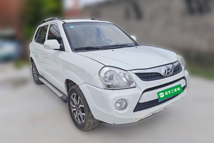 Used Hyundai Tucson 2013 2.0L Manual Two-Wheel Drive Fashion Edition Front Right 45 Deg