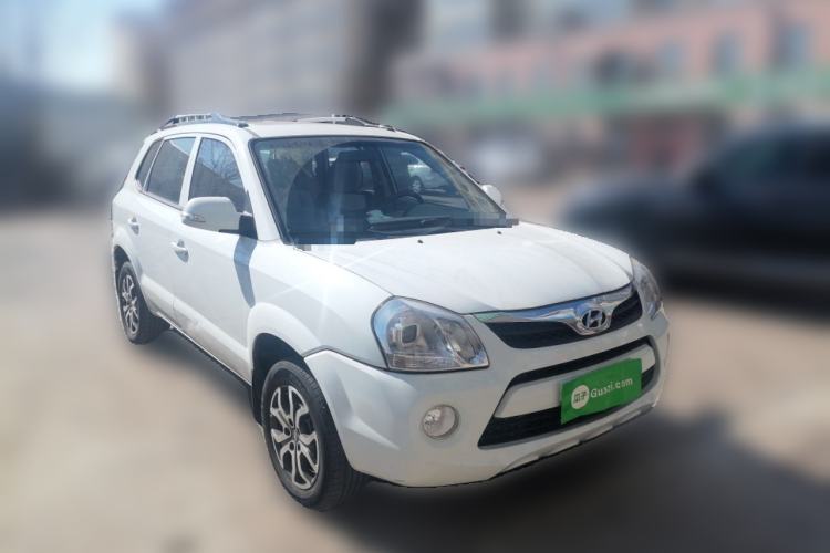 Used Hyundai Tucson 2013 2.0L Manual Two-Wheel Drive Fashion Edition Front Right 45 Deg