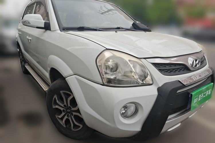Used Hyundai Tucson 2013 2.0L Manual Two-Wheel Drive Fashion Edition Front Right 45 Deg