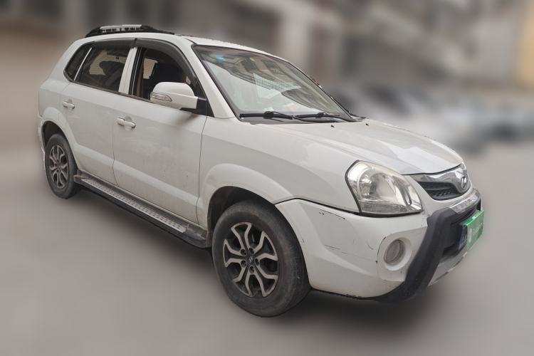 Used Hyundai Tucson 2013 2.0L Manual Two-Wheel Drive Fashion Edition Front Right 45 Deg