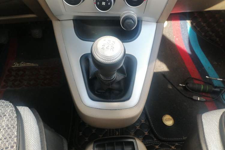 Used Hyundai Tucson 2013 2.0L Manual Two-Wheel Drive Fashion Edition Gear Lever