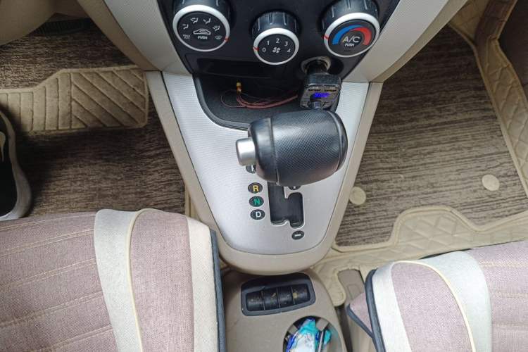 Used Hyundai Tucson 2013 2.0L Automatic Two-Wheel Drive Comfort Version Gear Lever