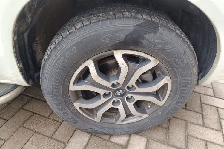 Used Hyundai Tucson 2013 2.0L Automatic Two-Wheel Drive Comfort Version Right Front Wheel Hub