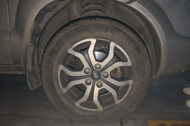 Used Hyundai Tucson 2013 2.0L Automatic Two-Wheel Drive Comfort Version Right Front Wheel Hub