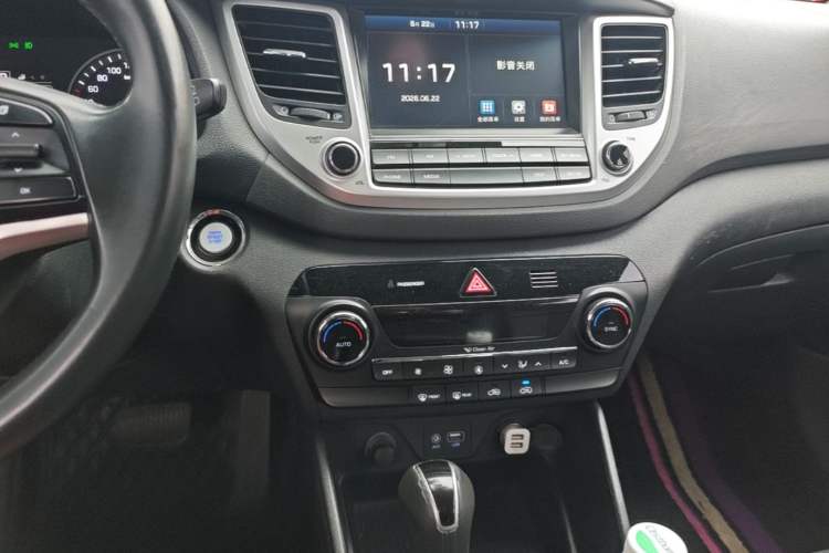 Used Hyundai Tucson 2015 1.6T Dual-Clutch Two-Wheel-Drive Leading Model Audio And AC Panel