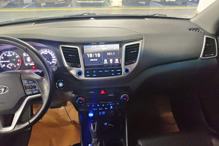 Used Hyundai Tucson 2015 1.6T Dual-Clutch Two-Wheel-Drive Smart Model Audio And AC Panel