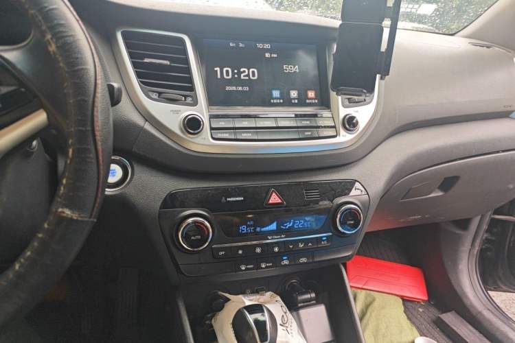 Used Hyundai Tucson 2015 1.6T Dual-Clutch Two-Wheel-Drive Smart Model Audio And AC Panel