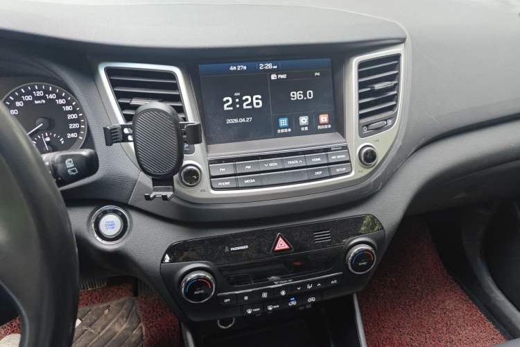 Used Hyundai Tucson 2015 1.6T Dual-Clutch Two-Wheel-Drive Smart Model Audio And AC Panel
