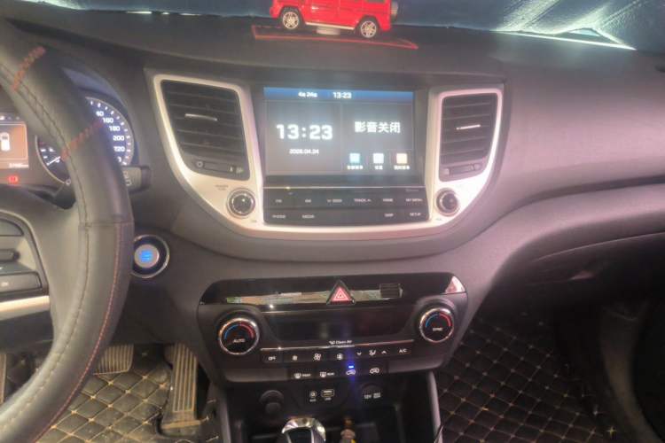 Used Hyundai Tucson 2015 1.6T Dual-Clutch Two-Wheel-Drive Smart Model Audio And AC Panel