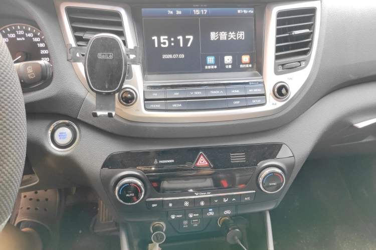 Used Hyundai Tucson 2015 1.6T Dual-Clutch Two-Wheel-Drive Smart Model Audio And AC Panel