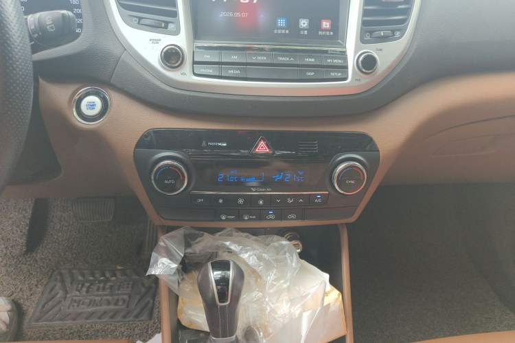 Used Hyundai Tucson 2015 1.6T Dual-Clutch Two-Wheel-Drive Smart Model Audio And AC Panel