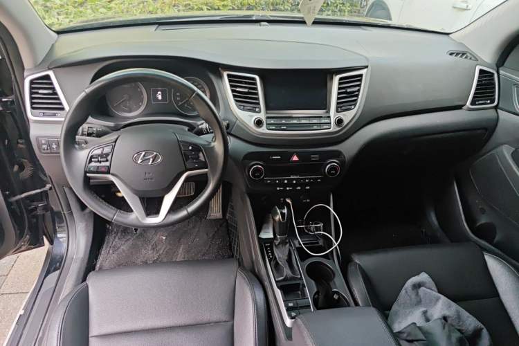 Used Hyundai Tucson 2015 1.6T Dual-Clutch Two-Wheel-Drive Smart Model Center Console