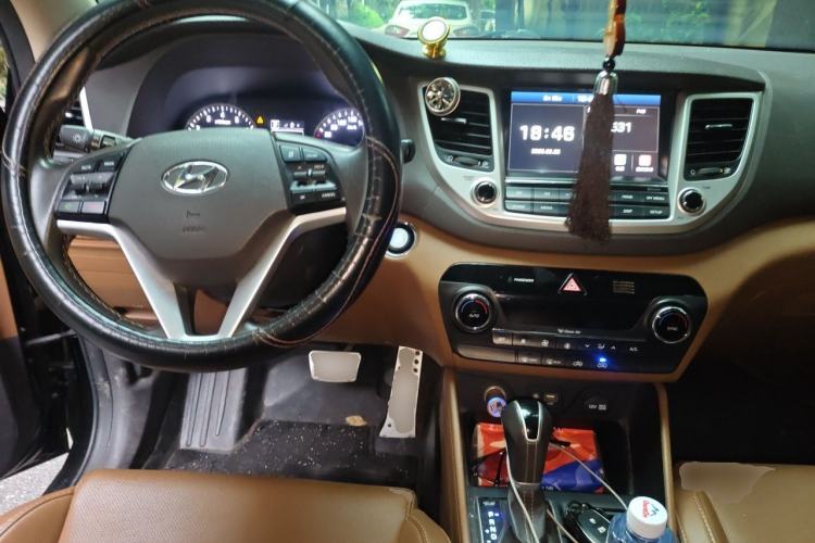 Used Hyundai Tucson 2015 1.6T Dual-Clutch Two-Wheel-Drive Smart Model Center Console