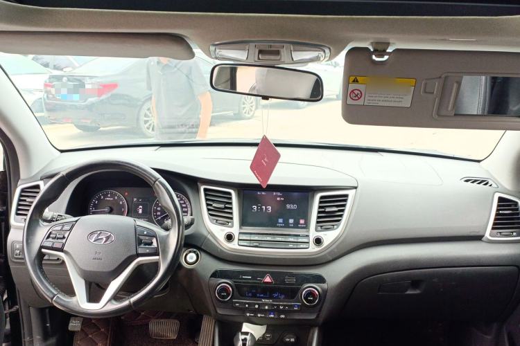 Used Hyundai Tucson 2015 1.6T Dual-Clutch Two-Wheel-Drive Smart Model Center Console