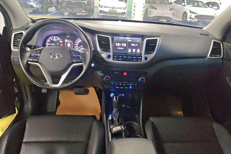 Used Hyundai Tucson 2015 1.6T Dual-Clutch Two-Wheel-Drive Smart Model Center Console