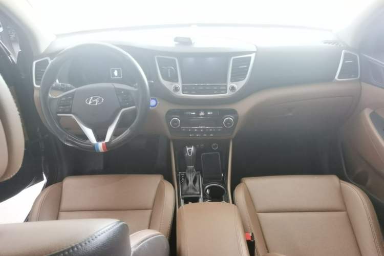 Used Hyundai Tucson 2015 1.6T Dual-Clutch Two-Wheel-Drive Smart Model Center Console