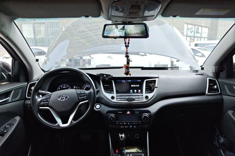 Used Hyundai Tucson 2015 1.6T Dual-Clutch Two-Wheel-Drive Smart Model Center Console