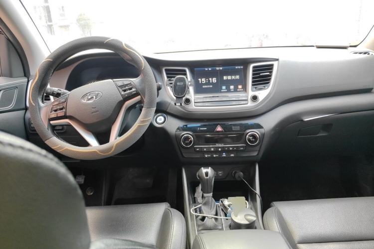 Used Hyundai Tucson 2015 1.6T Dual-Clutch Two-Wheel-Drive Smart Model Center Console