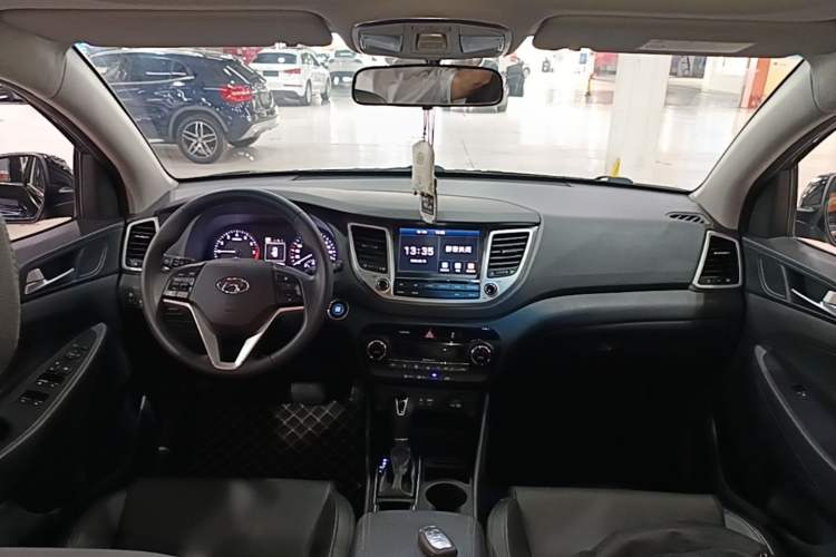 Used Hyundai Tucson 2015 1.6T Dual-Clutch Two-Wheel-Drive Smart Model Center Console
