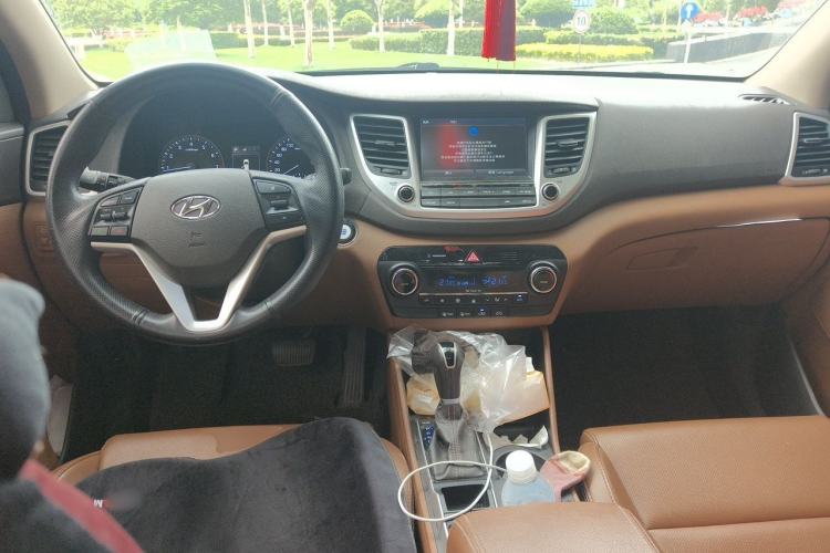 Used Hyundai Tucson 2015 1.6T Dual-Clutch Two-Wheel-Drive Smart Model Center Console